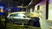 Ein Auto ist in die Wand eines Wohnhauses gefahren. © Hannover Reporter 