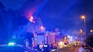 Ein Dachstuhl brennt in Neustadt am Rübenberge (Region Hannover). © Hannover Reporter 