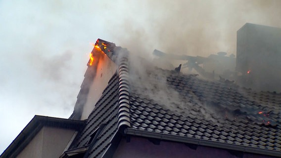 Ein Dachstuhl brennt in Neustadt am Rübenberge (Region Hannover). © Hannover Reporter 
