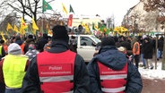 Teilnehmer der Newroz-Demo und Einsatzkräfte der Polizei versammeln sich am Küchengarten in Hannover. © NDR 