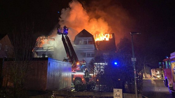 Die Feuerwehr löscht ein brennendes Wohnhaus. © dpa-Bildfunk/Feuerwehr Nienburg 