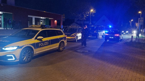 Einsatzkräfte der Polizei halten sich nach einer Schlägerei am Tatort auf. Einsatzkräfte der Polizei halten sich nach einer Schlägerei am Tatort auf. © Uncredited/dpa