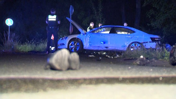 Ein Auto ist nach einem Unfall bei Nienburg stark beschädigt. © NonstopNews 