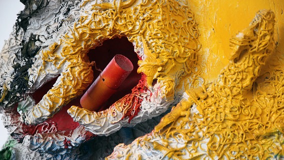 Detail eines Werkes von Niki de Saint Phalles. Eine eingegipste Farbdose mit einem Einschussloch. © Sprengel Museum Hannover Foto: Herling/Gwose/Werner