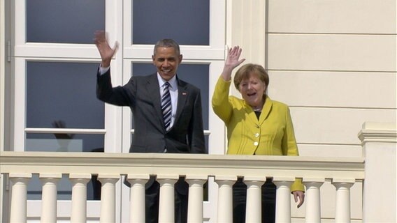 US-Präsident Obama und Bundeskanzlerin Merkel befinden sich in den Herrenhäuser Gärten (Hannover) und winken. © NDR 
