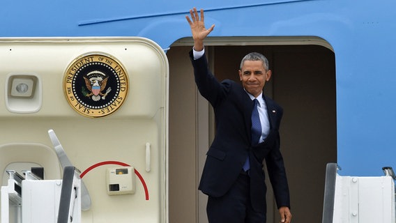 US-Präsident Barack Obama winkt von der Air Force One aus auf dem Flughafen in Hannover. © dpa 