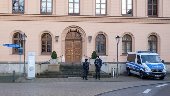 Bewaffnete Polizeibeamte sichern einen Eingang des Oberlandesgericht Celle. © picture alliance/dpa | Ole Spata Foto: Ole Spata