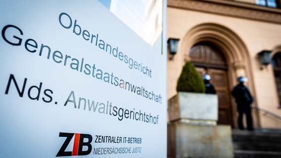 Ein Schild mit der Aufschrift "Oberlandesgericht - Generalstaatsanwaltschaft - Nds. Anwaltsgerichtshof" steht auf einem Schild vor dem Oberlandesgericht. © picture alliance/dpa Foto: Moritz Frankenberg