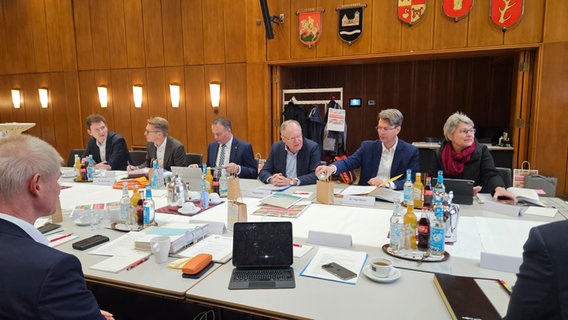 Stephan Weil (SPD) sitzt mit Oberbürgermeistern verschiedener Städte an einem Tisch in Hildesheim. Stephan Weil (SPD) sitzt mit Oberbürgermeistern verschiedener Städte an einem Tisch in Hildesheim. © NDR Foto: Bernd Reiser