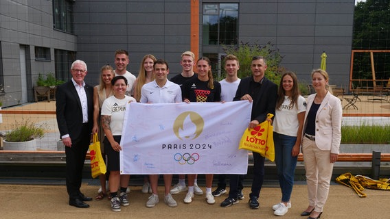 Athletinnen und Athleten stehen zur Verabschiedung im Olympiastützpunkt in Hannover zusammen. © Landessportbund Niedersachsen e.V. 