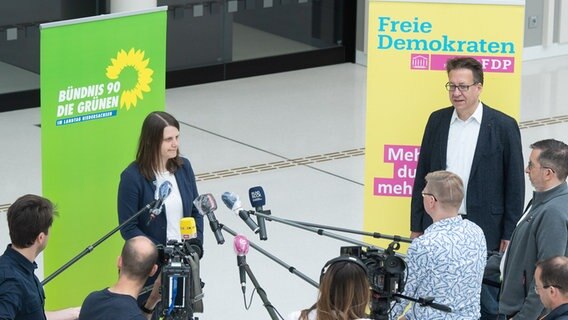 Die Fraktionsvorsitzenden ihrer Parteien Julia Willie Hamburg (Grüne) und Stefan Birkner (FDP) halten eine Pressekonferenz zur geplanten Klage vor dem Staatsgerichtshof gegen die Regierung. © dpa - Bildfunk Foto: Julian Stratenschulte