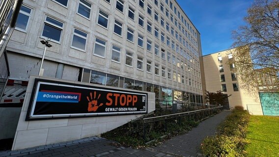 Ein Banner vor dem Regionshaus macht auf den "Orange Day" 2022 aufmerksam. © Region Hannover Foto: Borschel