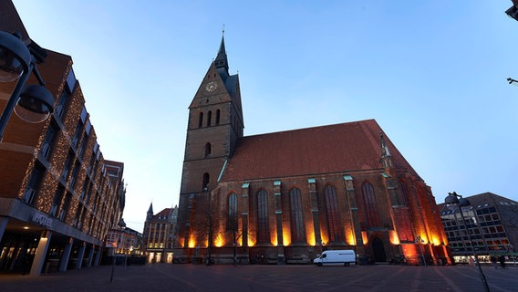 Die orange beleuchtete Marktkirche Hannover am "Orange Day" in Hannover am 25.11.2020 © picture alliance / Geisler-Fotopress Foto: Ulrich Stamm
