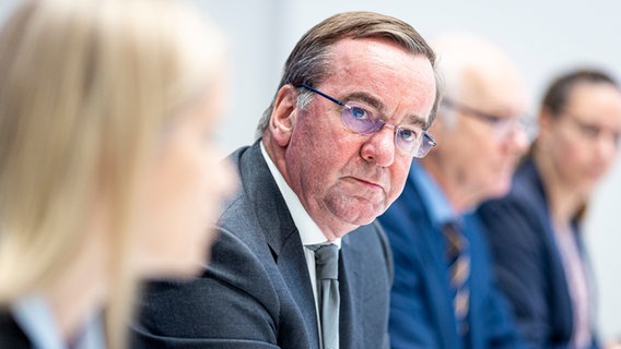 Boris Pistorius (SPD, M), Innenminister von Niedersachsen, auf einer Pressekonferenz zum Thema "Organisierte Kriminalität in Niedersachsen 2021". © dpa-Bildfunk Foto: Moritz Frankenberg