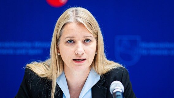 Kathrin Wahlmann (SPD), Justizministerin von Niedersachsen auf einer Pressekonferenz zum Thema "Organisierte Kriminalität in Niedersachsen 2021". © picture alliance/dpa/Moritz Frankenberg Foto: Moritz Frankenberg