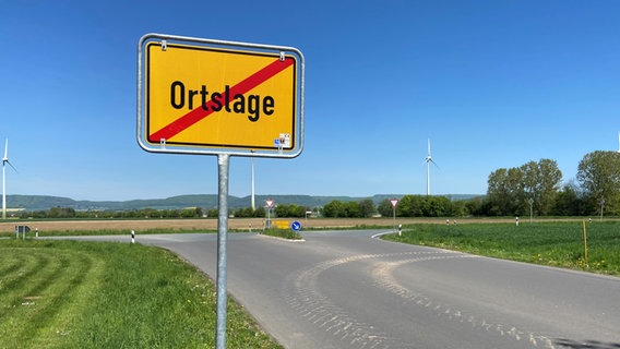 Ein durchgestrichenes Ortsschild mit der Aufschrift "Ortslage" steht am Ortsausgang von Hemeringen. Ein durchgestrichenes Ortsschild mit der Aufschrift "Ortslage" steht am Ortsausgang von Hemeringen. © NDR Foto: Wolfgang Kurtz