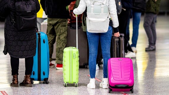 Zahlreiche Fluggäste warten am Hannover Airport. © picture alliance/dpa/Moritz Frankenberg Foto: Moritz Frankenberg