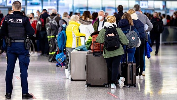 Zahlreiche Fluggäste warten am Hannover Airport. © dpa Foto: Moritz Frankenberg