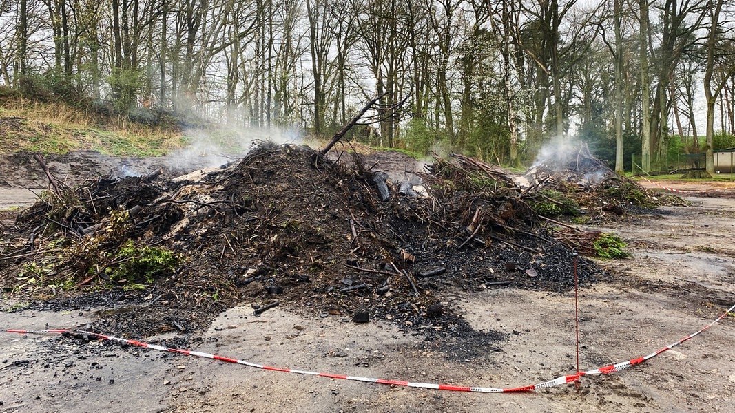 Die qualmenden Reste eines Osterfeuers in Beckedorf in der Gemeinde Südheide, bei dem eine Frau tödlich verletzt wurde.