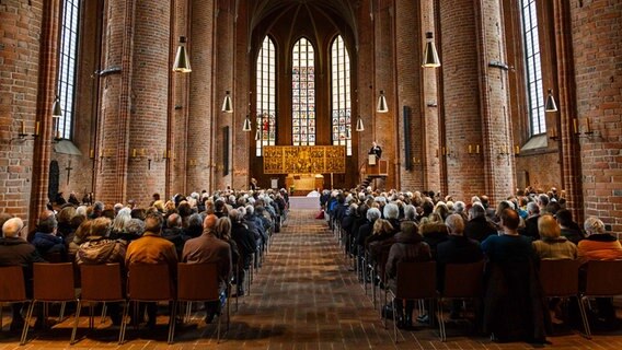 Bischof Ralf Meister hält in der Marktkirche in Hannover einen Ostergottesdienst ab. © picture alliance/dpa/Philipp von Ditfurth Foto: Philipp von Ditfurth