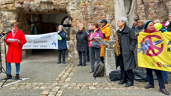 Margot Käßmann hält beim Ostermarsch in Hannover eine Rede. © NDR Foto: Marlene Obst