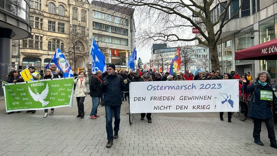 Zahlreiche Menschen nehmen an einem Ostermarsch in der Innenstadt von Hannover teil. © NDR Foto: Marlene Obst