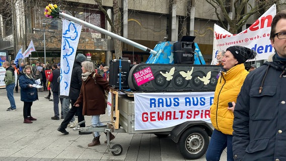 Zahlreiche Menschen nehmen an einem Ostermarsch in der Innenstadt von Hannover teil. © NDR Foto: Marlene Obst