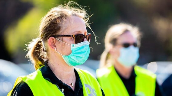 Eine Frau trägt einen Mundschutz bei einem "Drive-in-Gottesdienst" in Hildesheim. © dpa-Bildfunk Foto: Moritz Frankenberg