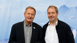 Der Präsident des Deutschen Behindertensportverbands Julius Beucher und der Chef de Mission der deutschen paralympischen Mannschaft Karl Quade stehen vor einem Aufsteller. © dpa Foto: Sebastian Gollnow