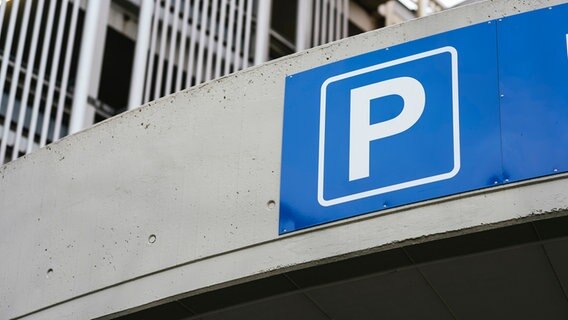 Ein Parkhaus mit einem Schild mit der Aufschrift: P für Parken. © NDR Foto: Julius Matuschik