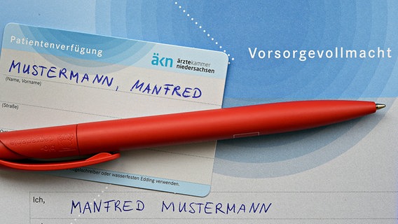 Ein Kugelschreiber liegt auf einem Vordruck einer Patientenverfügung und Vorsorgevollmacht. © dpa - Bildfunk Foto: Holger Hollemann