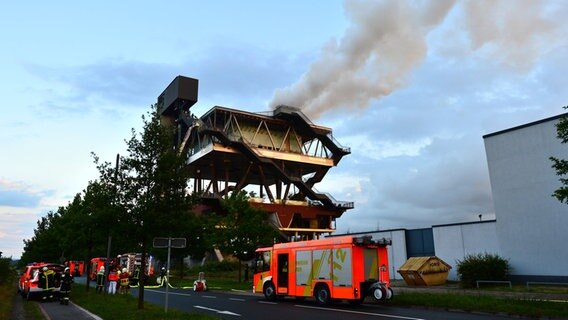 Die Feuerwehr bekämpft einen Brand am niederländischen Pavillon auf dem Expo-Gelände in Hannover. © dpa / Bildfunk Foto: Julian Stratenschulte