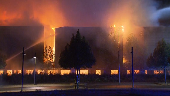 Flammen schlagen aus dem ehemaligen spanischen Pavillon auf dem EXPO Gelände in Hannover. © HannoverReporter 