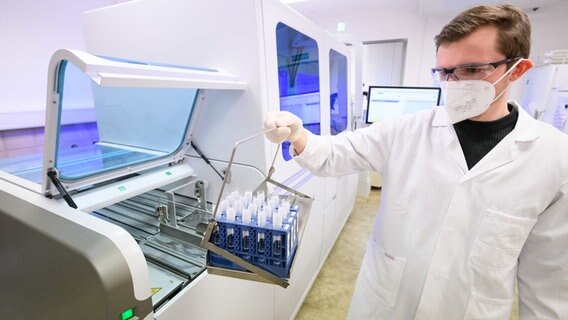 Labormitarbeiter Christoph Majowski bestückt im Labor Nordlab in Hameln ein Gerät für die molekulare Diagnostik zur Detektion von SARS-CoV-2 mittels PCR mit Patientenproben. © dpa Foto: Julian Stratenschulte