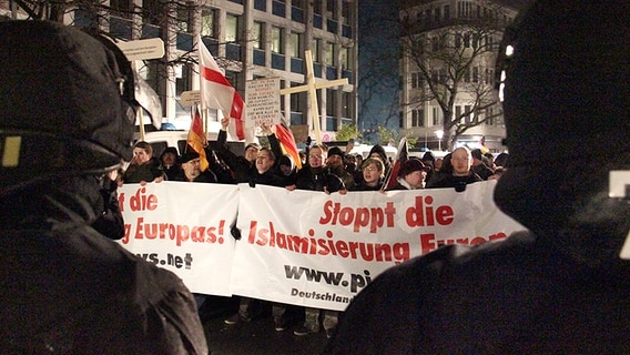 Hagida-Demonstranten protestieren in Hannover. © NDR Foto: Jens Barkhorn