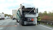 Ein Lkw steht nach einem Unfall auf der A2 bei Peine. © TeleNewsNetwork 
