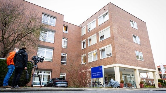 Ein Kamerateam steht vor dem "Senioren Centrum am Lönsbruch". © dpa Foto: Moritz Frankenberg