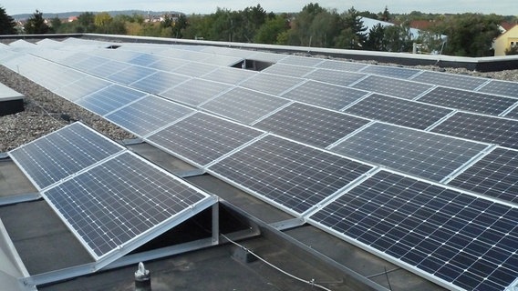 Eine Photovoltaik-Anlage auf einem Flachdach. © NDR Foto: Angela Hübsch