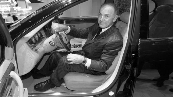 Ferdinand Piëch sitzt in einem Auto. © dpa-Bildfunk Foto: Julian Stratenschulte