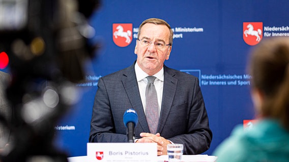 Boris Pistorius (SPD), Innenminister von Niedersachsen, gibt ein Pressestatement beim Treffen kommunaler Spitzenverbände in Niedersachsen ab. © picture alliance/dpa/Moritz Frankenberg Foto: Moritz Frankenberg