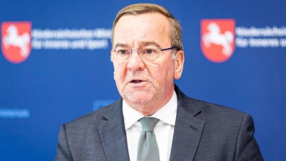 Boris Pistorius (SPD), Innenminister von Niedersachsen, gibt ein Pressestatement beim Treffen kommunaler Spitzenverbände in Niedersachsen ab. © dpa-Bildfunk Foto: Moritz Frankenberg/dpa +++ dpa-Bildfunk +++