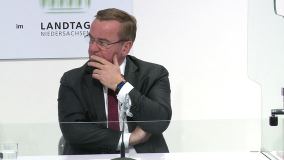 Niedersachsens Innenminister boris Pistorius (SPD) bei einer Pressekonferenz des Corona-Krisenstabs. © NDR 