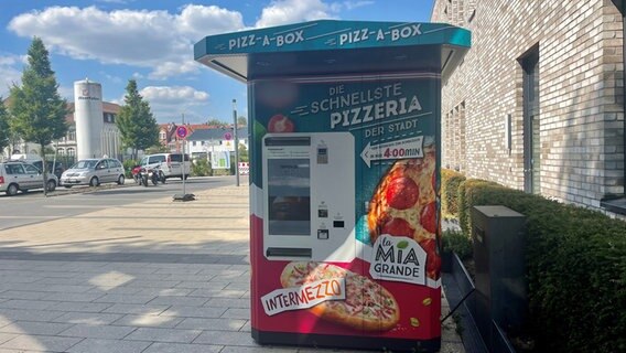 Ein Pizza-Automat steht vor einem Krankenhaus. © NDR Foto: Anna-Tabea Kraeft