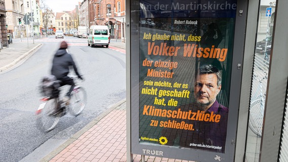 Ein gefälschtes Plakat der Partei Bündnis 90/Die Grünen hängt in einem Schaukasten an einer Bushaltestelle im Stadtteil Linden in Hannover. © dpa-Bildfunk Foto:  Michael Matthey/dpa