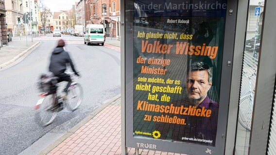 Ein gefälschtes Plakat der Partei Bündnis 90/Die Grünen hängt in einem Schaukasten an einer Bushaltestelle im Stadtteil Linden in Hannover. © picture alliance/dpa | Michael Matthey Foto:  Michael Matthey/dpa