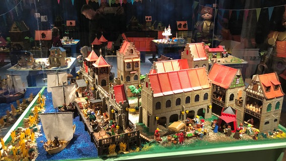 Historisches Setting in einer Playmobil-Ausstellung in Hameln. © NDR Foto: Wilhelm Purk