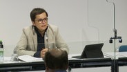 Regierungssprecherin Anke Pörksen spricht bei einer Pressekonferenz. © NDR 