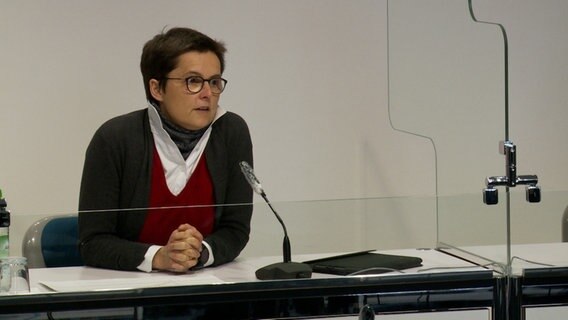 Regierungssprecherin Anke Pörksen spricht bei einer Pressekonferenz. © NDR 
