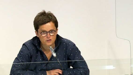 Anke Pörksen spricht während einer Pressekonferenz des niedersächsischen Corona Krisenstab. © NDR 