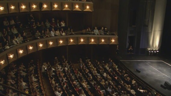 Der Zuschauerraum der Staatsoper Hannover ist gut gefüllt. © NDR 